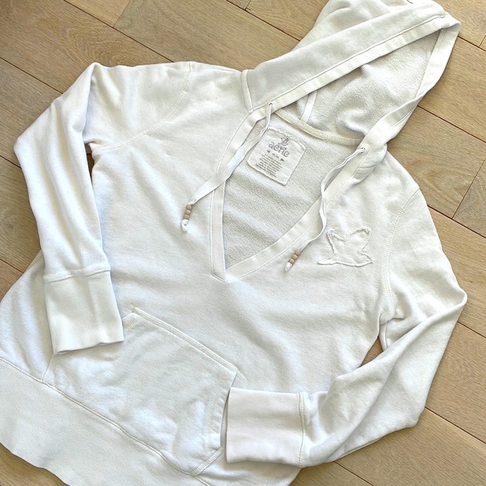 Aerie white sweatshirt with a hood